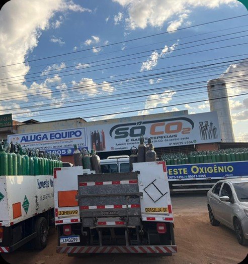 Frota e fachada da Só CO2, com cilindros de gases prontos para entrega